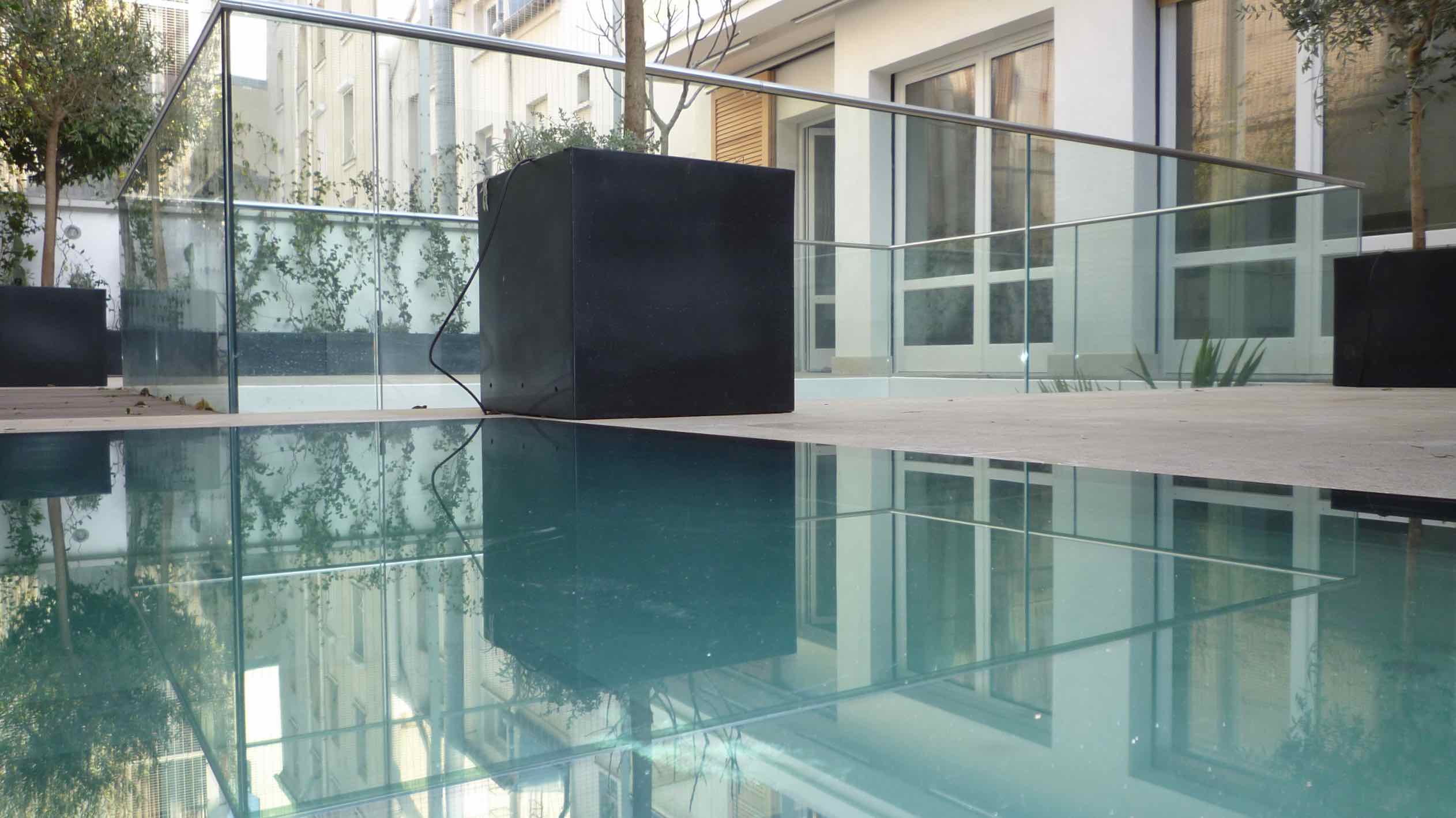 Maison avec patio intérieur avec plancher vitré et grade corps tout en verre.