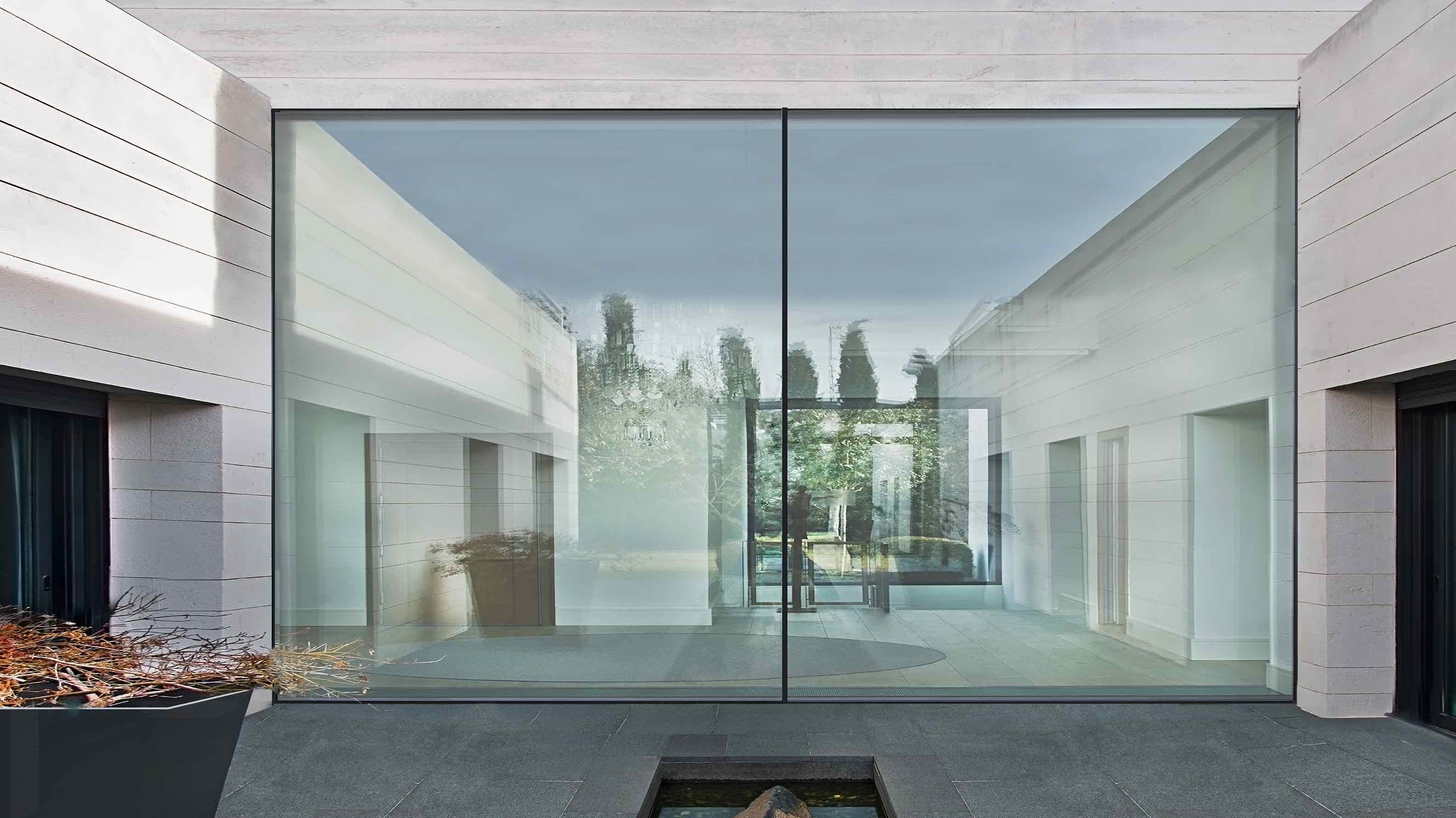 Grande baie minimaliste avec les profils encastrés dans le mur.