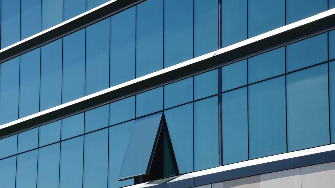 Grande piscine creusée baignée de LUMiÈRE, avec grandes verrières