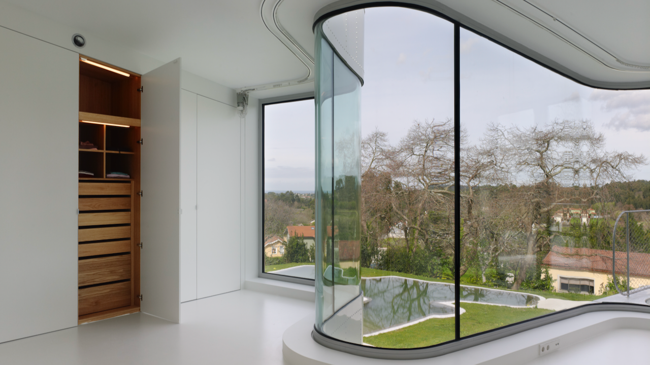 Maison avec patio intérieur avec plancher vitré et grade corps tout en verre.
